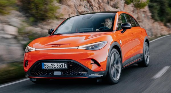 Някои хора може да сметнат за малко ирония, че една от по-големите коли в този списък e синоним на малкd градска кола. Но Smart #3 е вторият пълноразмерен модел, който идва след рестартиране на марката. Този напълно електрически кросоувър може да измине над 320 километра с едно зареждане и определено се откроява с гладкия си и извит стил.

Докато повечето автомобили в този списък поставят по-голям акцент върху това да харчат разумно, тук хеновете на мощните двигатели ще са доволн Тази луда електрическа кола ще ви ускори от 0 до стотака само за 3,7 секунди, благодарение на двумоторното си задвижване с 422 к.с. Естествено, цената е нагоре.
